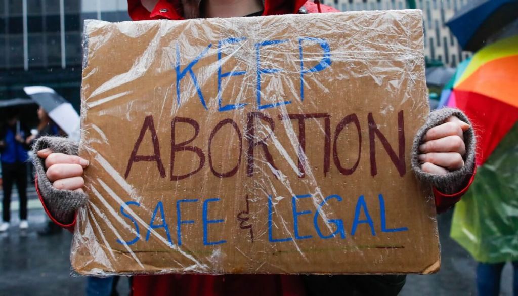 Una activista a favor del derecho al aborto sostiene un cartel durante la manifestación anual contra el aborto en la ciudad de Nueva York, el 23 de marzo de 2024. (Foto de KENA BETANCUR / AFP)