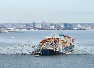Puente Francis Scott Key encima de un buque después del colapso del puente, Baltimore. Foto: Jim Watson / AFP.