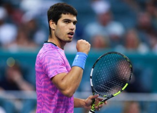 MIAMI GARDENS, FLORIDA - 26 DE MARZO: Carlos Alcaraz de España reacciona durante su partido individual masculino contra Lorenzo Musetti de Italia durante el Abierto de Miami en el Hard Rock Stadium el 26 de marzo de 2024 en Miami Gardens, Florida. Megan Briggs/Getty Images/AFP (Foto de Megan Briggs / GETTY IMAGES NORTEAMÉRICA / Getty Images vía AFP)