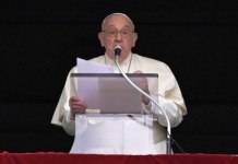 El Papa Francisco se encuentra en la ventana del palacio apostólico que domina la plaza de San Pedro durante la oración del Regina Coeli el 1 de abril de 2024 en el Vaticano. (Foto de Tiziana FABI / AFP)