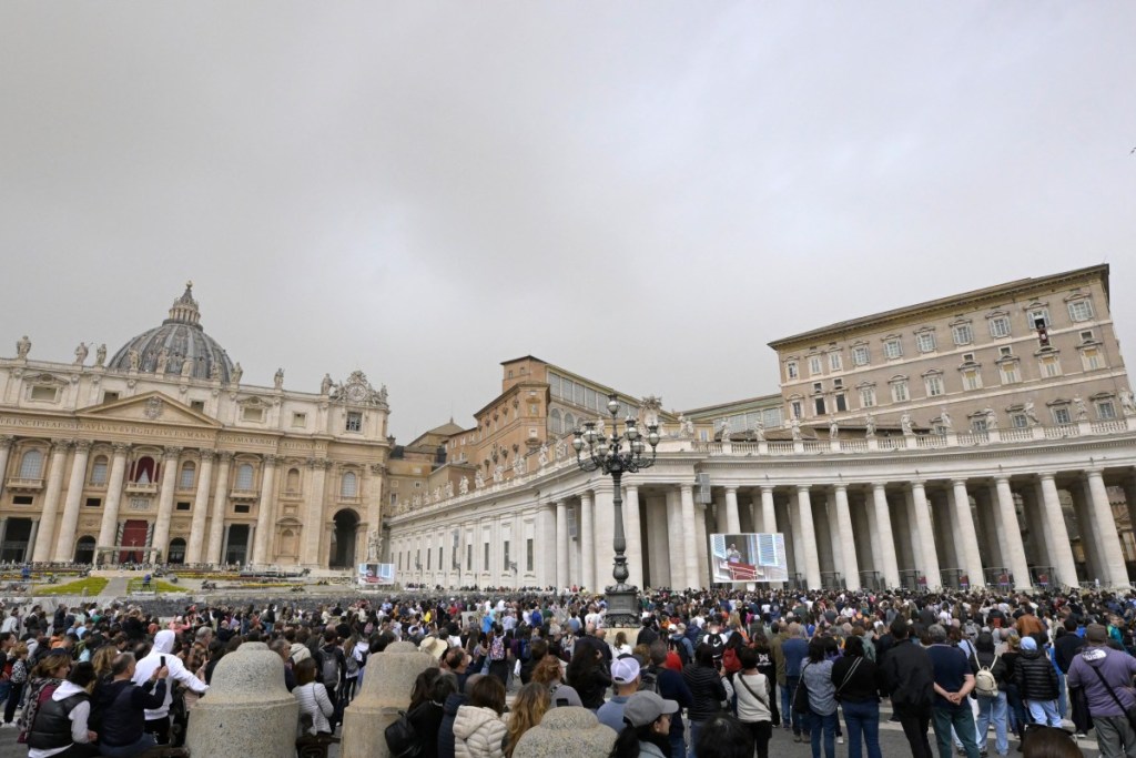 La multitud mira en dirección a la ventana del palacio apostólico que da a la plaza de San Pedro durante la oración Regina Coeli del Papa Francisco el 1 de abril de 2024 en el Vaticano. (Foto de Tiziana FABI / AFP)