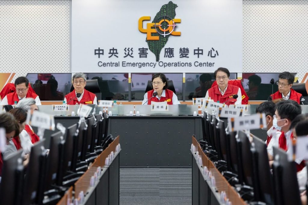 La presidenta de Taiwán, Tsai Ing-wen (centro), en el Centro Central de Operaciones de Emergencia en la ciudad de Nuevo Taipei, después de que un gran terremoto azotara el este de Taiwán. (Foto por Folleto / OFICINA PRESIDENCIAL DE TAIWÁN / AFP) 