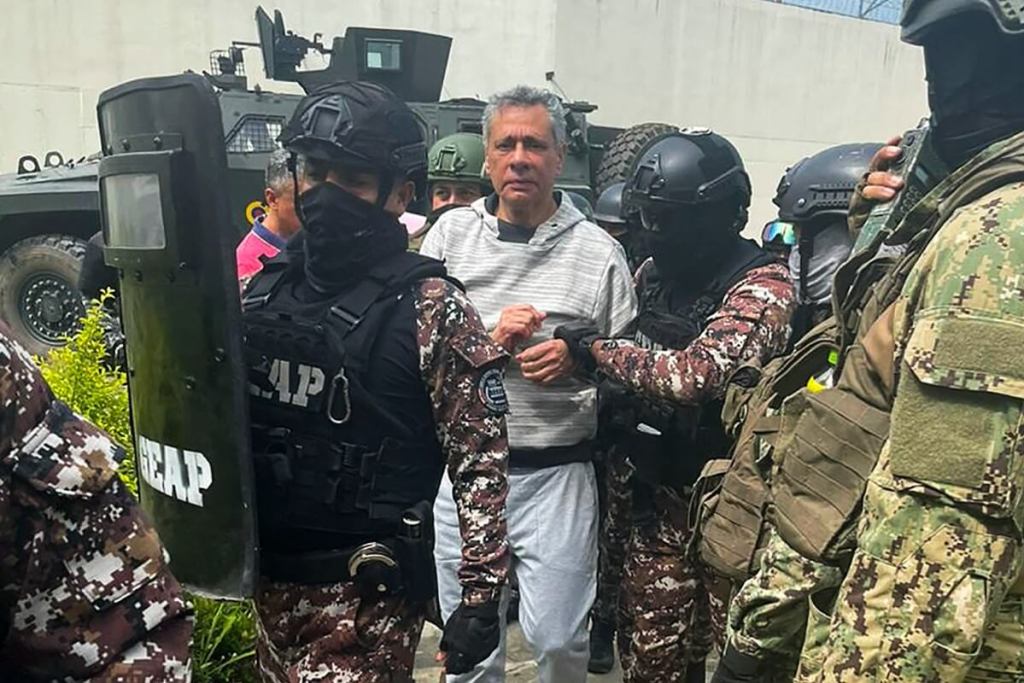 Esta fotografía publicada por la policía ecuatoriana muestra al ex vicepresidente ecuatoriano Jorge Glas escoltado por miembros del Grupo de Acción Penitenciaria Especial (GEAP) durante su llegada a la prisión de máxima seguridad La Roca en Guayaquil el 6 de abril de 2024. (Foto por Folleto / Policía Ecuatoriana / AFP)