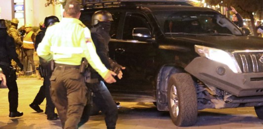 Foto AFP Momento en que vehículos llegan hasta la Embajada de México en Ecuador. Tras la salida de estos, el diplomático Roberto Canseco se observó detrás de los automotores.