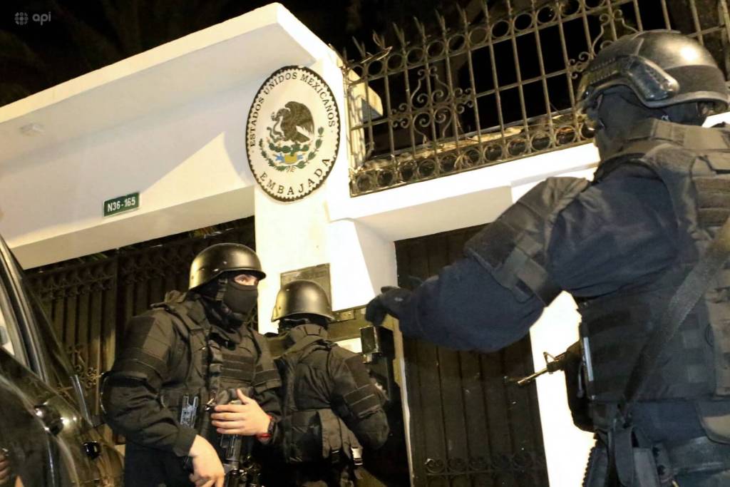 Imagen publicada por API que muestra a fuerzas especiales de la policía ecuatoriana intentando irrumpir en la embajada de México en Quito para arrestar al ex vicepresidente de Ecuador, Jorge Glas. (Foto de ALBERTO SUÁREZ/API/AFP)