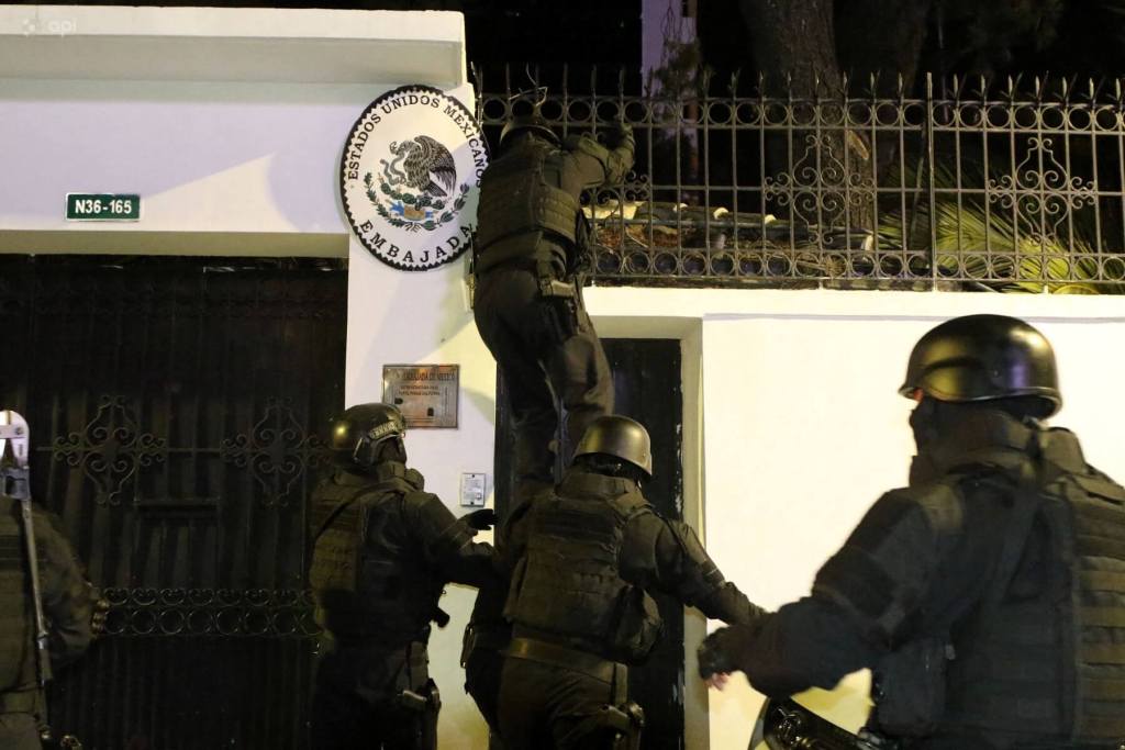 Imagen publicada por API que muestra a fuerzas especiales de la policía ecuatoriana irrumpiendo en la embajada de México en Quito para arrestar al ex vicepresidente de Ecuador, Jorge Glas, el 5 de abril de 2024. (Foto de ALBERTO SUÁREZ/API/AFP)