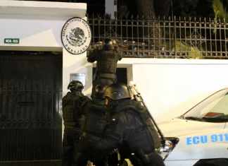 México rompió relaciones diplomáticas con Ecuador, luego de que allanaran su sede en ese país. (Foto La Hora: AFP)