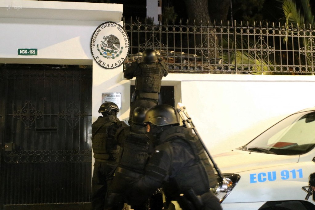 Momento en que agentes ingresan a la embajada de México en Ecuador. Foto: AFP/La Hora