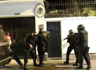 Imagen publicada por API que muestra a fuerzas especiales de la policía ecuatoriana intentando irrumpir en la embajada de México en Quito para arrestar al ex vicepresidente de Ecuador, Jorge Glas, el 5 de abril de 2024. (Foto de ALBERTO SUÁREZ/API/AFP)