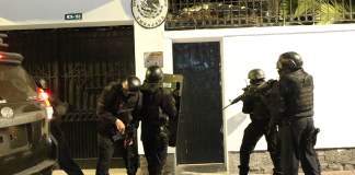 Imagen publicada por API que muestra a fuerzas especiales de la policía ecuatoriana intentando irrumpir en la embajada de México en Quito para arrestar al ex vicepresidente de Ecuador, Jorge Glas, el 5 de abril de 2024. (Foto de ALBERTO SUÁREZ/API/AFP)