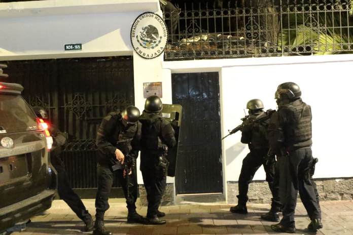 Imagen publicada por API que muestra a fuerzas especiales de la policía ecuatoriana intentando irrumpir en la embajada de México en Quito para arrestar al ex vicepresidente de Ecuador, Jorge Glas, el 5 de abril de 2024. (Foto de ALBERTO SUÁREZ/API/AFP)