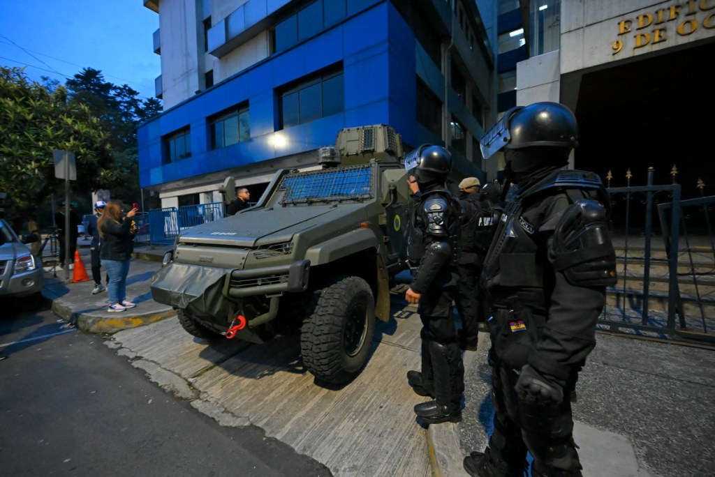 Vehículos ingresaron a la embajada de México en Quito. Foto: AFP/La Hora