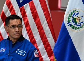 El astronauta estadounidense Frank Rubio, cuyos padres son salvadoreños, observa durante una conferencia de prensa en la Embajada de Estados Unidos en El Salvador, en San Salvador, el 8 de abril de 2024. (Foto de MARVIN RECINOS / AFP)