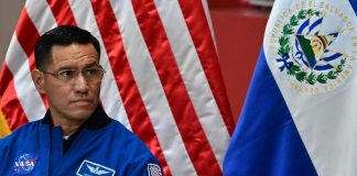 El astronauta estadounidense Frank Rubio, cuyos padres son salvadoreños, observa durante una conferencia de prensa en la Embajada de Estados Unidos en El Salvador, en San Salvador, el 8 de abril de 2024. (Foto de MARVIN RECINOS / AFP)