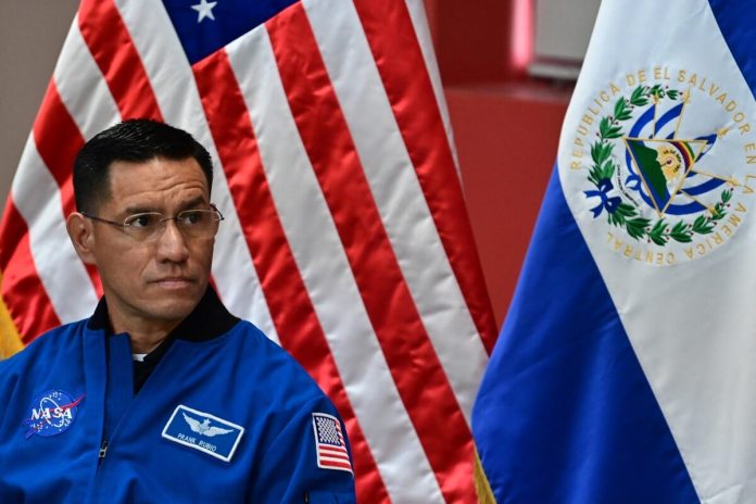 El astronauta estadounidense Frank Rubio, cuyos padres son salvadoreños, observa durante una conferencia de prensa en la Embajada de Estados Unidos en El Salvador, en San Salvador, el 8 de abril de 2024. (Foto de MARVIN RECINOS / AFP)