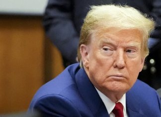El ex presidente de Estados Unidos, Donald Trump, comparece en una audiencia previa al juicio en un caso de dinero secreto en un tribunal penal el 25 de marzo de 2024 en Nueva York. (Foto de María ALTAFFER / PISCINA / AFP)