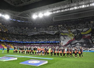 Los seguidores del Real Madrid despliegan una pancarta gigante antes del partido de ida de los cuartos de final de la Liga de Campeones de la UEFA entre el Real Madrid CF y el Manchester City en el estadio Santiago Bernabeu de Madrid el 9 de abril de 2024. (Foto de JAVIER SORIANO / AFP)