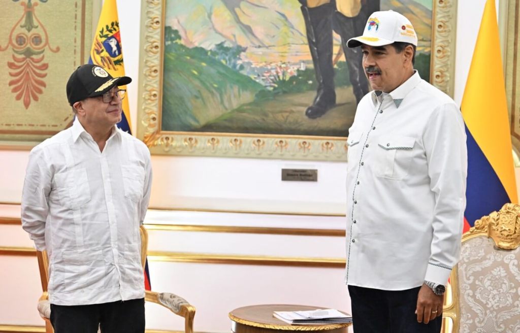 El presidente colombiano Gustavo Petro (izq.) y su homólogo venezolano, Nicolás Maduro, conversan durante una visita oficial al Palacio de Miraflores en Caracas el 9 de abril de 2024. (Foto de JUAN BARRETO / AFP)
