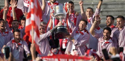 El delantero español del Athletic de Bilbao #10 Iker Muniain (C,L) y el defensor español del Athletic de Bilbao #18 Oscar De Marcos (C,R) sostienen el trofeo durante la celebración de su victoria en la Copa del Rey de España delante de Ayuntamiento de Bilbao a 11 de abril de 2024. El barco es emblema de los triunfos del Athletic de Bilbao, ya que en él celebró la conquista de la Liga en 1983 y su doble victoria, en Liga y Copa del Rey, en 1984. (Foto de ANDER GILLENEA/AFP)