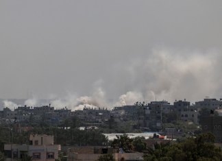 El humo se eleva tras el bombardeo israelí en Nuseirat, en el centro de Gaza, el 12 de abril de 2024, en medio de batallas en curso entre Israel y el grupo militante palestino Hamás. Las autoridades del territorio costero palestino gobernado por Hamas informaron el 12 de abril de docenas de nuevos ataques aéreos en la región central de Gaza. (Foto de AFP)