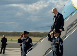 El presidente de Estados Unidos, Joe Biden, desciende del Air Force One en la Base de la Fuerza Aérea de Dover, Delaware, el 12 de abril de 2024, mientras se dirige a Rehoboth, Delaware, donde pasará el fin de semana. (Foto de SAMUEL CORUM / AFP)