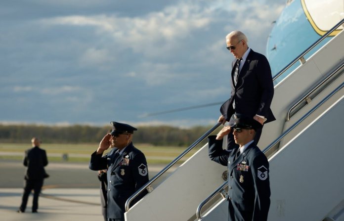 El presidente de Estados Unidos, Joe Biden, desciende del Air Force One en la Base de la Fuerza Aérea de Dover, Delaware, el 12 de abril de 2024, mientras se dirige a Rehoboth, Delaware, donde pasará el fin de semana. (Foto de SAMUEL CORUM / AFP)