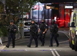 La policía patrulla frente al centro comercial Westfield Bondi Junction después de un incidente de apuñalamiento en Sydney el 13 de abril de 2024. El número de personas muertas por un agresor con un cuchillo en un centro comercial de Sydney el 13 de abril ha aumentado a seis, dijo la policía. (Foto de David GRIS / AFP)