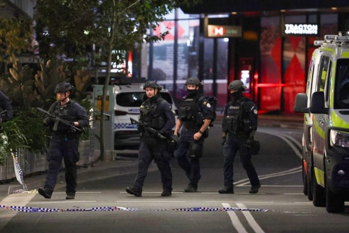 La policía patrulla frente al centro comercial Westfield Bondi Junction después de un incidente de apuñalamiento en Sydney el 13 de abril de 2024. El número de personas muertas por un agresor con un cuchillo en un centro comercial de Sydney el 13 de abril ha aumentado a seis, dijo la policía. (Foto de David GRIS / AFP)