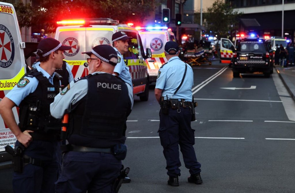 La policía acordona el centro comercial Westfield Bondi Junction después de un incidente de apuñalamiento en Sydney el 13 de abril de 2024. La policía australiana dijo el 13 de abril que había recibido informes de que "varias personas" fueron apuñaladas en un concurrido centro comercial de Sydney. (Foto de David GRIS / AFP)