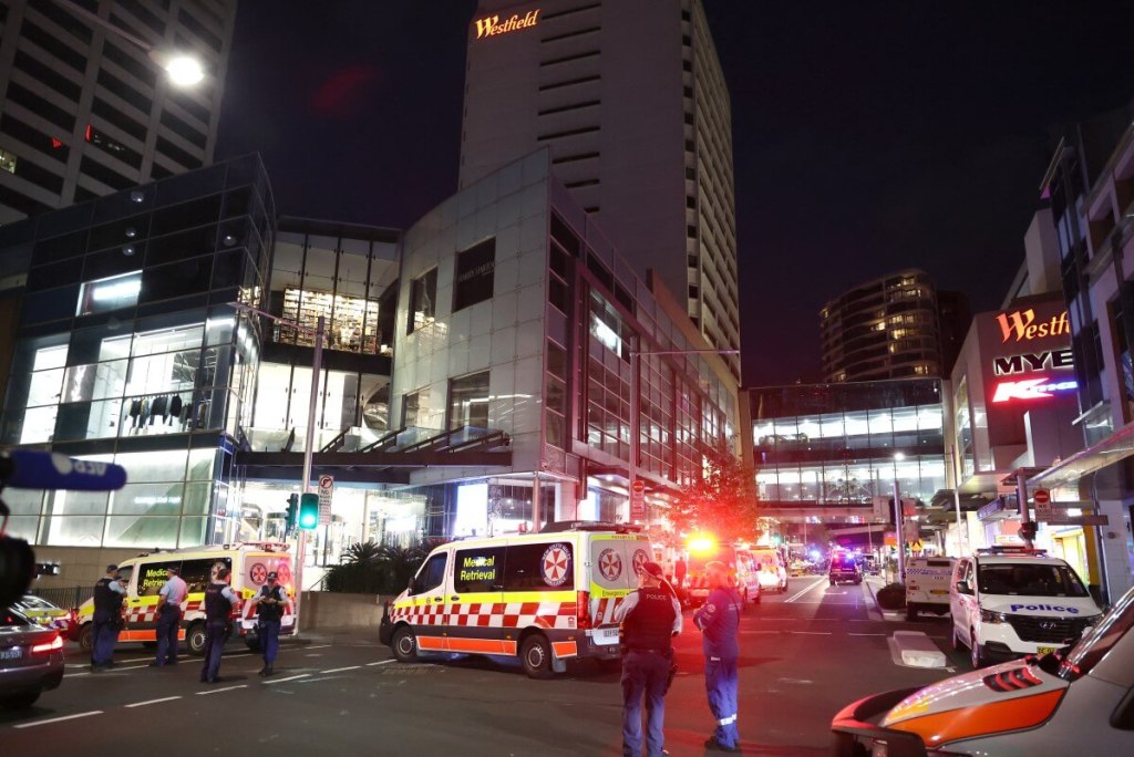 La policía bloquea las carreteras principales que conducen al centro comercial Westfield Bondi Junction después de un incidente de apuñalamiento en Sydney el 13 de abril de 2024. El 13 de abril, la policía australiana dijo que había recibido informes de que "varias personas" fueron apuñaladas en un concurrido centro comercial de Sydney. (Foto de DAVID GRAY / AFP)
