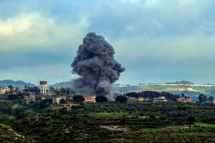 El humo se eleva después de un ataque israelí en la aldea fronteriza de Tayr Harfa, en el sur del Líbano, el 13 de abril de 2024, en medio de tensiones transfronterizas en curso mientras continúan los combates entre Israel y militantes de Hamas en la Franja de Gaza. (Foto de KAWNAT HAJU / AFP)