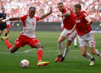 El delantero francés del Bayern Munich #39 Mathys Tel (L) intenta anotar pasado el defensor alemán de Colonia #24 Jeff Chabot y el defensor alemán de Colonia #03 Dominique Heintz durante el partido de fútbol de la Bundesliga alemana de primera división entre el FC Bayern Munich y el 1 FC Colonia en Munich, sur Alemania el 13 de abril de 2024. (Foto de Michaela STACHE / AFP)
