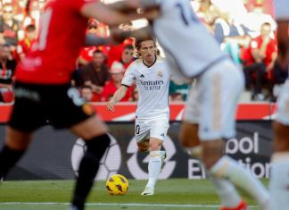 El centrocampista croata #10 del Real Madrid Luka Modric prepara un pase durante el partido de fútbol de la liga española entre el RCD Mallorca y el Real Madrid CF en el estadio Mallorca Son Moix de Palma de Mallorca el 13 de abril de 2024. (Foto de JAIME REINA / AFP)