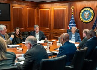 Esta fotografía cortesía de la Casa Blanca tomada el 13 de abril de 2024 muestra al presidente estadounidense Joe Biden (C) en una reunión con su equipo de seguridad nacional en Washington, DC, después de que Irán lanzara un ataque con aviones no tripulados y misiles contra Israel.