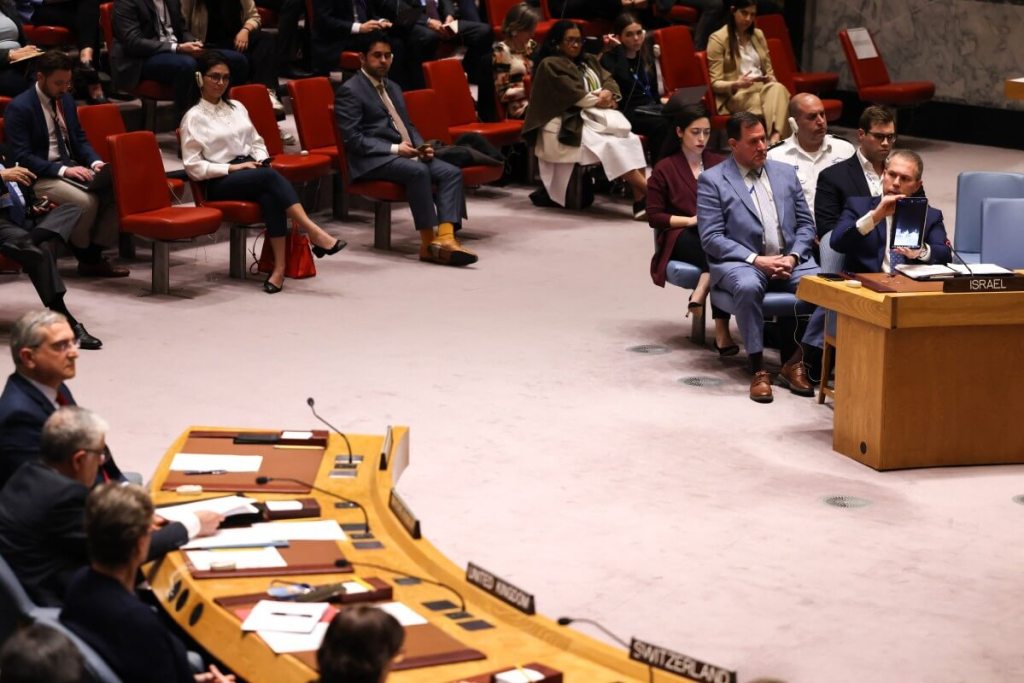El embajador de Israel ante la ONU, Gilad Erdan (derecha), habla mientras muestra un video durante una reunión del Consejo de Seguridad de las Naciones Unidas sobre la situación en Medio Oriente, incluido el reciente ataque de Irán contra Israel, en la sede de la ONU en la ciudad de Nueva York el 14 de abril de 2024. (Foto de Charly TRIBALLEAU / AFP)