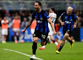 El centrocampista turco #20 del Inter de Milán, Hakan Calhanoglu, celebra tras marcar el segundo gol de su equipo durante el partido de fútbol de la Serie A italiana entre el Inter de Milán y Cagliari en el estadio de San Siro de Milán, el 14 de abril de 2024. (Foto de GABRIEL BOUYS / AFP)