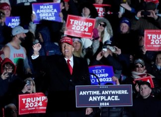 El expresidente de Estados Unidos y candidato presidencial republicano Donald Trump habla en un mitin de campaña en Schnecksville, Pensilvania, el 13 de abril de 2024. (Foto de TIMOTHY A. CLARY / AFP)