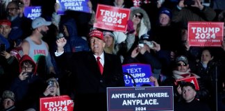 El expresidente de Estados Unidos y candidato presidencial republicano Donald Trump habla en un mitin de campaña en Schnecksville, Pensilvania, el 13 de abril de 2024. (Foto de TIMOTHY A. CLARY / AFP)