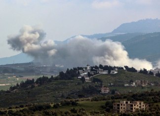 El humo se eleva sobre el área de un ataque aéreo israelí en la aldea de Kfar Kila, en el sur del Líbano, cerca de la frontera con Israel, el 14 de abril de 2024, en medio de tensiones transfronterizas en curso mientras continúan los combates entre Israel y militantes de Hamas en la Franja de Gaza. (Foto de Rabih DAHER / AFP)