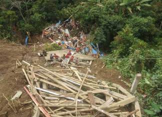 Al menos 19 personas fueron encontradas muertas y dos más desaparecidas después de un deslizamiento de tierra en el centro de Indonesia, dijeron las autoridades locales el 14 de abril. (Foto de Handout / BASARNAS / AFP)