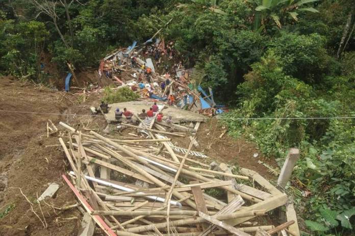 Al menos 19 personas fueron encontradas muertas y dos más desaparecidas después de un deslizamiento de tierra en el centro de Indonesia, dijeron las autoridades locales el 14 de abril. (Foto de Handout / BASARNAS / AFP)