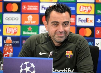 El entrenador español del Barcelona, ​​Xavi, ofrece una conferencia de prensa en vísperas del partido de vuelta de los cuartos de final de la Liga de Campeones de la UEFA contra el Paris SG en el centro de entrenamiento de Barcelona el 15 de abril de 2024. (Foto de Josep LAGO / AFP)