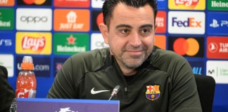 El entrenador español del Barcelona, ​​Xavi, ofrece una conferencia de prensa en vísperas del partido de vuelta de los cuartos de final de la Liga de Campeones de la UEFA contra el Paris SG en el centro de entrenamiento de Barcelona el 15 de abril de 2024. (Foto de Josep LAGO / AFP)