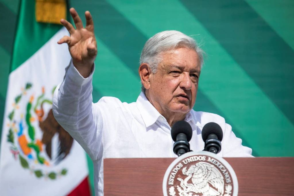 El presidente mexicano, Andrés Manuel López Obrador, habla durante su conferencia de prensa matutina diaria, en Mazatlán, estado de Sinaloa, México, el 8 de abril de 2024. (Foto de Rashide FRIAS / AFP)