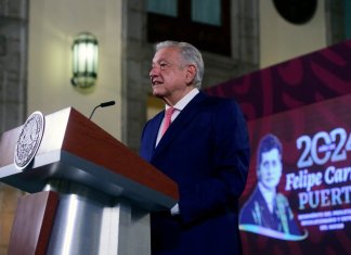 Presidente Andrés Manuel López Obrador hablando durante una conferencia de prensa en la Ciudad de México el 9 de abril de 2024. (Foto por Folleto / Presidencia Mexicana / AFP)