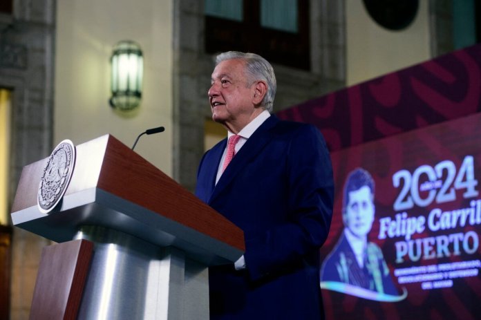 Presidente Andrés Manuel López Obrador hablando durante una conferencia de prensa en la Ciudad de México el 9 de abril de 2024. (Foto por Folleto / Presidencia Mexicana / AFP)