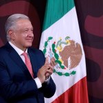 El residente Andrés Manuel López Obrador aplaudiendo durante una conferencia de prensa en la Ciudad de México el 9 de abril de 2024. (Foto por Folleto / Presidencia Mexicana / AFP)