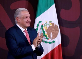 El residente Andrés Manuel López Obrador aplaudiendo durante una conferencia de prensa en la Ciudad de México el 9 de abril de 2024. (Foto por Folleto / Presidencia Mexicana / AFP)