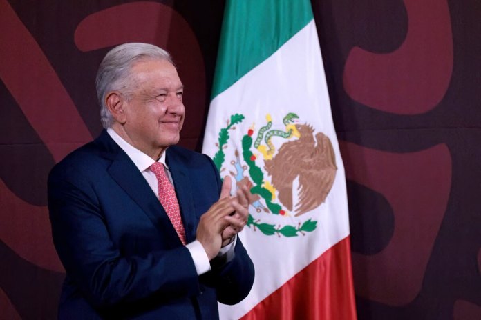 El residente Andrés Manuel López Obrador aplaudiendo durante una conferencia de prensa en la Ciudad de México el 9 de abril de 2024. (Foto por Folleto / Presidencia Mexicana / AFP)