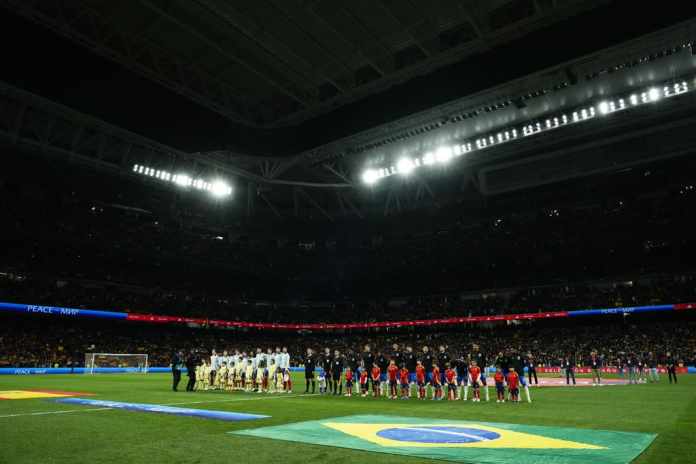 Los jugadores de Brasil y España previo a un partido amistoso en el estadio Santiago Bernabéu en Madrid. Foto:José Bretón-AP/La Hora